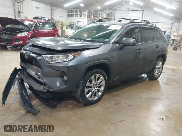 ✅ 2020 Toyota RAV4 XLE Premium • VIN: JTMC1RFV1LJ020239 • Lot: 44918075. Wystawiony na IAAI z przebiegiem 65 804 mil. Bezpłatny archiwum sprzedaży aukcyjnych z USA i szczegółowy raport historii pojazdu na DreamBid. Zdjęcie 2.