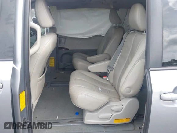 ✅ 2013 Toyota Sienna XLE • VIN: 5TDYK3DC9DS318902 • Lot: 45234728. Wystawiony na IAAI z przebiegiem Nie podano. Bezpłatny archiwum sprzedaży aukcyjnych z USA i szczegółowy raport historii pojazdu na DreamBid. Zdjęcie 8.