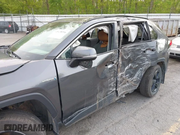 ✅ 2021 Toyota RAV4 Hybrid XLE • VIN: 2T3R6RFV9MW014610 • Lot: 45138996. Wystawiony na IAAI z przebiegiem 130 637 mil. Bezpłatny archiwum sprzedaży aukcyjnych z USA i szczegółowy raport historii pojazdu na DreamBid. Zdjęcie 6.