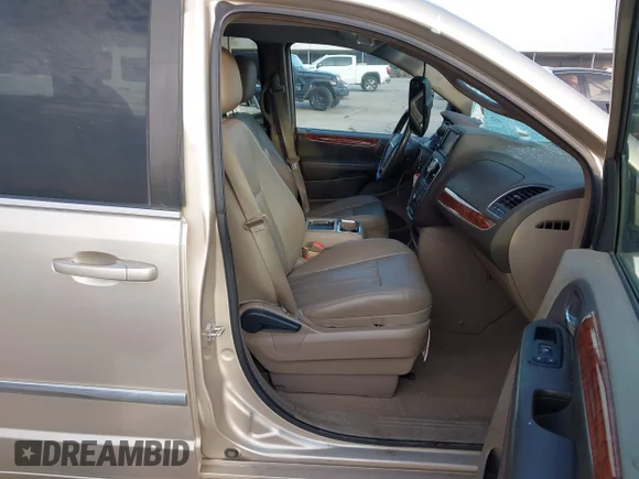 ✅ 2015 Chrysler Town & Country Touring • VIN: 2C4RC1BG9FR561486 • Lot: 44384223. Wystawiony na IAAI z przebiegiem 90 800 mil. Bezpłatny archiwum sprzedaży aukcyjnych z USA i szczegółowy raport historii pojazdu na DreamBid. Zdjęcie 5.