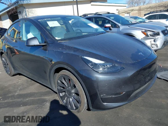 ✅ 2025 Tesla Model Y Performance • VIN: 7SAYGDEF7SF242651 • Lot: 44586268. Wystawiony na IAAI z przebiegiem 9 915 mil. Bezpłatny archiwum sprzedaży aukcyjnych z USA i szczegółowy raport historii pojazdu na DreamBid. Zdjęcie 1.
