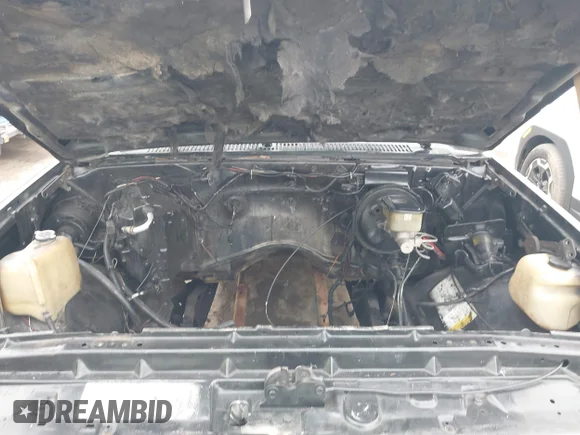 ✅ 1985 Chevrolet Silverado 1500 • VIN: 1GCDC14HXFF301055 • Lot: 44373855. Wystawiony na IAAI z przebiegiem 44 022 mil. Bezpłatny archiwum sprzedaży aukcyjnych z USA i szczegółowy raport historii pojazdu na DreamBid. Zdjęcie 10.