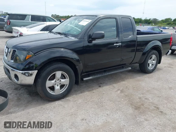 ✅ 2008 Nissan Frontier SE • VIN: 1N6AD06U08C438723 • Lot: 45325694. Wystawiony na IAAI z przebiegiem 120 283 mil. Bezpłatny archiwum sprzedaży aukcyjnych z USA i szczegółowy raport historii pojazdu na DreamBid. Zdjęcie 2.