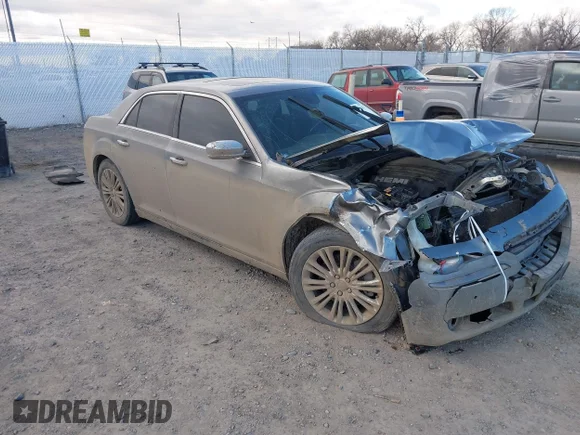 ✅ 2011 Chrysler 300 C • VIN: 2C3CK6CT7BH612022 • Lot: 44108187. Wystawiony na IAAI z przebiegiem 179 973 mil. Bezpłatny archiwum sprzedaży aukcyjnych z USA i szczegółowy raport historii pojazdu na DreamBid. Zdjęcie 1.