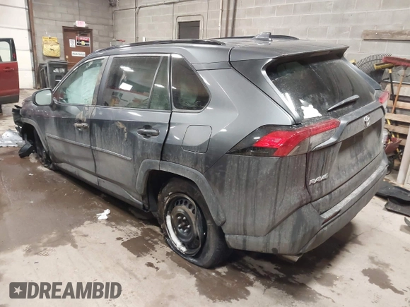 ✅ 2021 Toyota RAV4 LE • VIN: 2T3F1RFVXMC196093 • Lot: 44354456. Wystawiony na IAAI z przebiegiem 66 709 mil. Bezpłatny archiwum sprzedaży aukcyjnych z USA i szczegółowy raport historii pojazdu na DreamBid. Zdjęcie 3.
