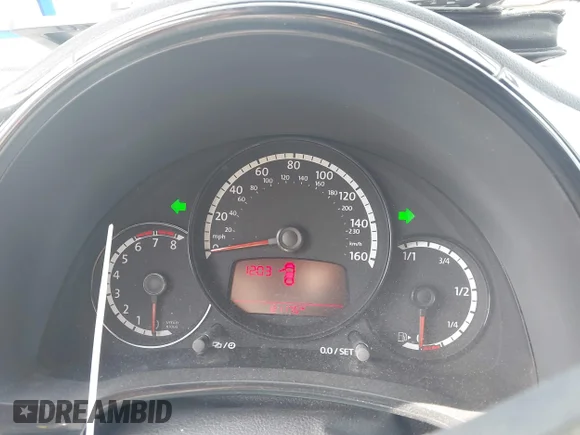 ✅ 2014 Volkswagen Beetle Entry • VIN: 3VWF17AT1EM633696 • Lot: 45058480. Wystawiony na IAAI z przebiegiem 121 175 mil. Bezpłatny archiwum sprzedaży aukcyjnych z USA i szczegółowy raport historii pojazdu na DreamBid. Zdjęcie 7.