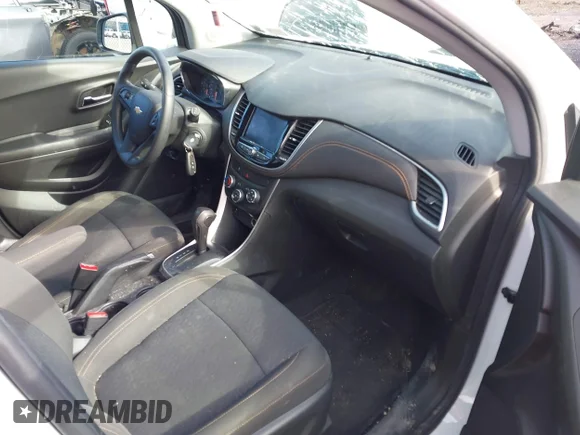 ✅ 2021 Chevrolet Trax LS • VIN: KL7CJKSB1MB302554 • Lot: 44796137. Wystawiony na IAAI z przebiegiem 42 768 mil. Bezpłatny archiwum sprzedaży aukcyjnych z USA i szczegółowy raport historii pojazdu na DreamBid. Zdjęcie 5.