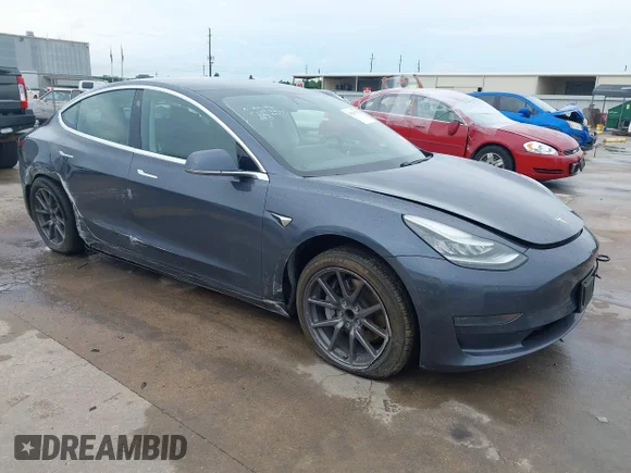 ✅ 2020 Tesla Model 3 Standard Range Plus • VIN: 5YJ3E1EA8LF590296 • Lot: 45199774. Wystawiony na IAAI z przebiegiem 71 551 mil. Bezpłatny archiwum sprzedaży aukcyjnych z USA i szczegółowy raport historii pojazdu na DreamBid. Zdjęcie 1.