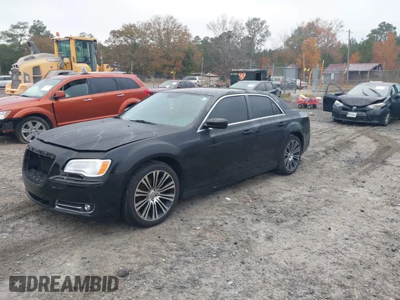 ✅ 2013 Chrysler 300 S • VIN: 2C3CCABG0DH507250 • Lot: 41126316. Wystawiony na IAAI z przebiegiem 179 013 mil. Bezpłatny archiwum sprzedaży aukcyjnych z USA i szczegółowy raport historii pojazdu na DreamBid. Zdjęcie 2.