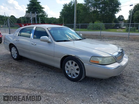 ✅ 2004 Lincoln Town Car Ultimate • VIN: 1LNHM83WX4Y669949 • Lot: 42740397. Wystawiony na IAAI z przebiegiem 217 390 mil. Bezpłatny archiwum sprzedaży aukcyjnych z USA i szczegółowy raport historii pojazdu na DreamBid. Zdjęcie 1.