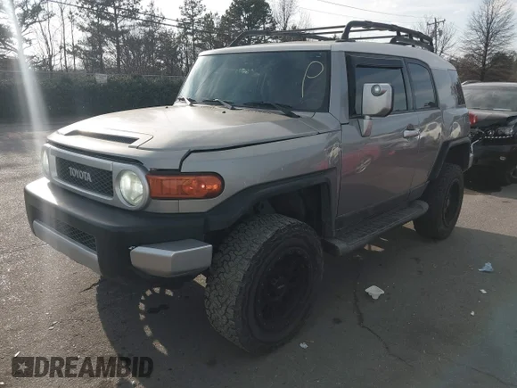 ✅ 2011 Toyota FJ Cruiser • VIN: JTEZU4BF8BK011366 • Lot: 44091956. Wystawiony na IAAI z przebiegiem 165 407 mil. Bezpłatny archiwum sprzedaży aukcyjnych z USA i szczegółowy raport historii pojazdu na DreamBid. Zdjęcie 2.