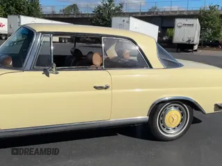 ✅ 1965 Mercedes-Benz 220 • VIN: 11102112057830 • Lot: 86548765. Wystawiony na Copart z przebiegiem 34 605 mil. Bezpłatny archiwum sprzedaży aukcyjnych z USA i szczegółowy raport historii pojazdu na DreamBid. Zdjęcie 11.