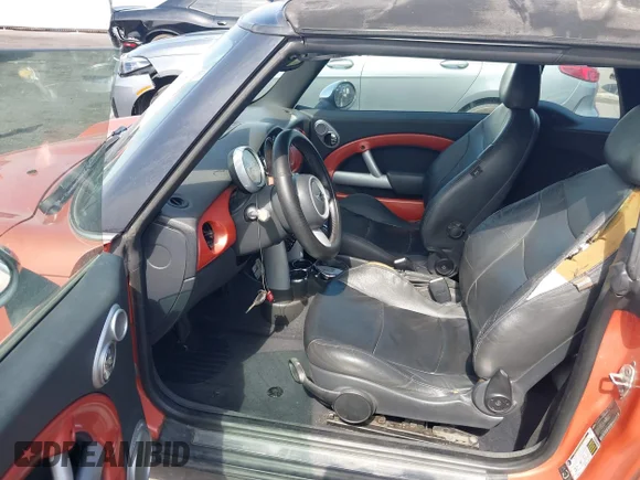 ✅ 2005 MINI Convertible • VIN: WMWRF33495TG10801 • Лот: 42773845. Опубліковано раніше на IAAI з пробігом 164 502 миль. Безкоштовний доступ до архіву аукціонних продажів зі США та докладний звіт про історію автомобіля на DreamBid. Зображення 5.