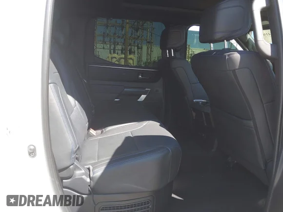 ✅ 2025 Toyota Tundra Limited Hybrid • VIN: 5TFWC5DB4SX098471 • Lot: 44641093. Wystawiony na IAAI z przebiegiem 22 470 mil. Bezpłatny archiwum sprzedaży aukcyjnych z USA i szczegółowy raport historii pojazdu na DreamBid. Zdjęcie 8.