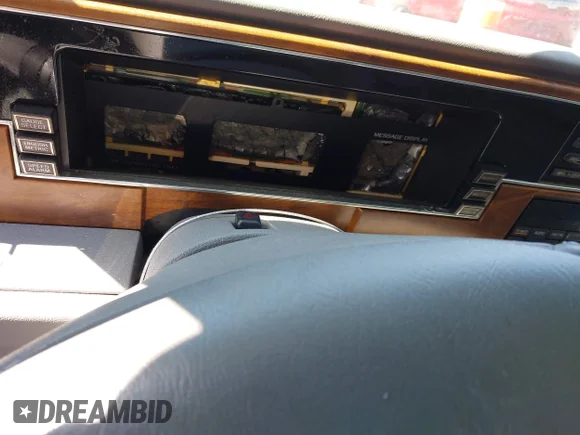 ✅ 1994 Lincoln Continental • VIN: 1LNLM9747RY646872 • Lot: 43163438. Wystawiony na IAAI z przebiegiem Nie podano. Bezpłatny archiwum sprzedaży aukcyjnych z USA i szczegółowy raport historii pojazdu na DreamBid. Zdjęcie 7.