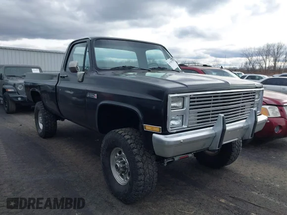 ✅ 1985 GMC K2500 • VIN: 2GTGK24M1F1502188 • Лот: 43588177. Опубліковано раніше на IAAI з пробігом 97 061 миль. Безкоштовний доступ до архіву аукціонних продажів зі США та докладний звіт про історію автомобіля на DreamBid. Зображення 1.