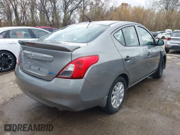 ✅ 2014 Nissan Versa S Plus • VIN: 3N1CN7AP3EL857574 • Lot: 43687607. Wystawiony na IAAI z przebiegiem 132 023 mil. Bezpłatny archiwum sprzedaży aukcyjnych z USA i szczegółowy raport historii pojazdu na DreamBid. Zdjęcie 4.