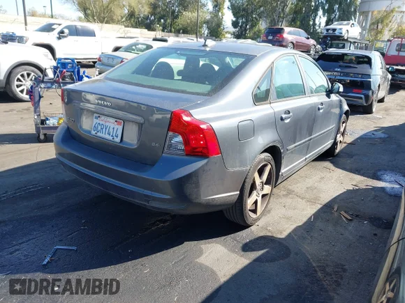 ✅ 2008 Volvo S40 2.4L • VIN: YV1MS390482365145 • Лот: 43329777. Опубліковано раніше на IAAI з пробігом 105 893 миль. Безкоштовний доступ до архіву аукціонних продажів зі США та докладний звіт про історію автомобіля на DreamBid. Зображення 4.