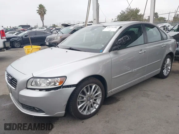 ✅ 2010 Volvo S40 • VIN: YV1390MS7A2493545 • Лот: 43173296. Опубліковано раніше на IAAI з пробігом 121 556 миль. Безкоштовний доступ до архіву аукціонних продажів зі США та докладний звіт про історію автомобіля на DreamBid. Зображення 2.