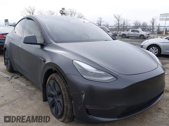 ✅ 2024 Tesla Model Y Long Range • VIN: 7SAYGDEEXRA295519 • Lot: 44644962. Wystawiony na IAAI z przebiegiem 31 885 mil. Bezpłatny archiwum sprzedaży aukcyjnych z USA i szczegółowy raport historii pojazdu na DreamBid. Zdjęcie 1.