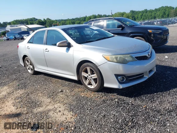 ✅ 2013 Toyota Camry SE • VIN: 4T1BF1FK8DU704205 • Лот: 45430843. Опубліковано раніше на IAAI з пробігом 296 149 миль. Безкоштовний доступ до архіву аукціонних продажів зі США та докладний звіт про історію автомобіля на DreamBid. Зображення 1.