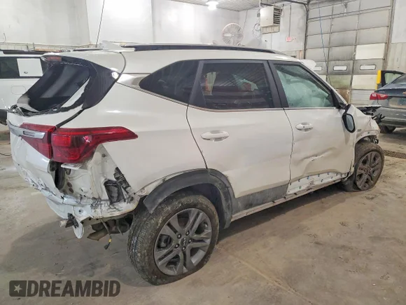 ✅ 2023 Kia Seltos S • VIN: KNDEUCAA1P7452625 • Lot: 76445135. Wystawiony na Copart z przebiegiem 36 527 mil. Bezpłatny archiwum sprzedaży aukcyjnych z USA i szczegółowy raport historii pojazdu na DreamBid. Zdjęcie 3.