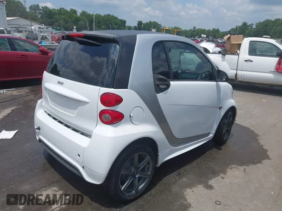 ✅ 2015 Smart fortwo Pure • VIN: WMEEJ3BA0FK813475 • Lot: 45491004. Wystawiony na IAAI z przebiegiem 98 363 mil. Bezpłatny archiwum sprzedaży aukcyjnych z USA i szczegółowy raport historii pojazdu na DreamBid. Zdjęcie 4.
