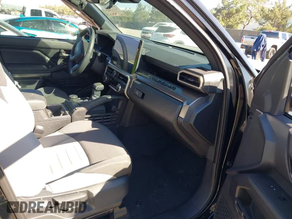 ✅ 2025 Toyota Tacoma SR5 • VIN: 3TMLB5JN6SM115345 • Lot: 44187068. Wystawiony na IAAI z przebiegiem 11 116 mil. Bezpłatny archiwum sprzedaży aukcyjnych z USA i szczegółowy raport historii pojazdu na DreamBid. Zdjęcie 5.