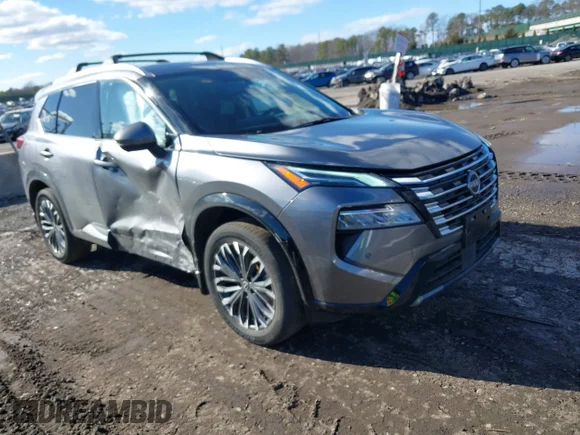 ✅ 2025 Nissan Rogue Platinum • VIN: JN8BT3DDXSW303287 • Лот: 44564240. Опубліковано раніше на IAAI з пробігом 22 338 миль. Безкоштовний доступ до архіву аукціонних продажів зі США та докладний звіт про історію автомобіля на DreamBid. Зображення 1.