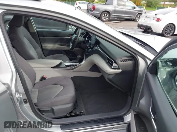 ✅ 2021 Toyota Camry LE • VIN: 4T1R11AKXMU433104 • Lot: 44027548. Wystawiony na IAAI z przebiegiem 142 571 mil. Bezpłatny archiwum sprzedaży aukcyjnych z USA i szczegółowy raport historii pojazdu na DreamBid. Zdjęcie 5.