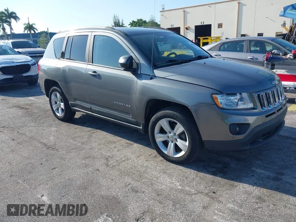✅ 2011 Jeep Compass Latitude • VIN: 1J4NT1FA4BD213994 • Lot: 42325568. Wystawiony na IAAI z przebiegiem 84 609 mil. Bezpłatny archiwum sprzedaży aukcyjnych z USA i szczegółowy raport historii pojazdu na DreamBid. Zdjęcie 1.