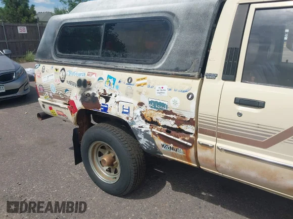 ✅ 1986 Toyota Pickup SR5 • VIN: JT4RN63R6G0011956 • Lot: 42945106. Wystawiony na IAAI z przebiegiem 174 355 mil. Bezpłatny archiwum sprzedaży aukcyjnych z USA i szczegółowy raport historii pojazdu na DreamBid. Zdjęcie 6.