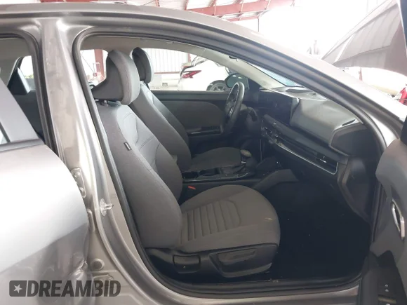 ✅ 2025 Kia K4 EX • VIN: 3KPFU4DE9SE009172 • Lot: 44813919. Wystawiony na IAAI z przebiegiem 9 777 mil. Bezpłatny archiwum sprzedaży aukcyjnych z USA i szczegółowy raport historii pojazdu na DreamBid. Zdjęcie 5.