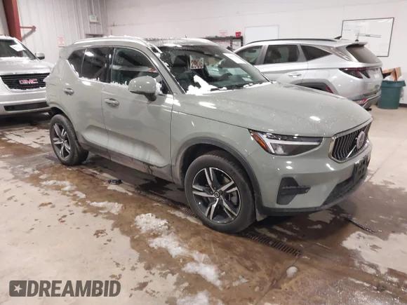 ✅ 2025 Volvo XC40 Core Bright Theme • VIN: YV4L12UJ5S2599944 • Лот: 44096650. Опубликован ранее на IAAI с пробегом 15 560 миль. Бесплатный доступ к архиву аукционных продаж из США и подробный отчёт об истории автомобиля на DreamBid. Изображение 1.