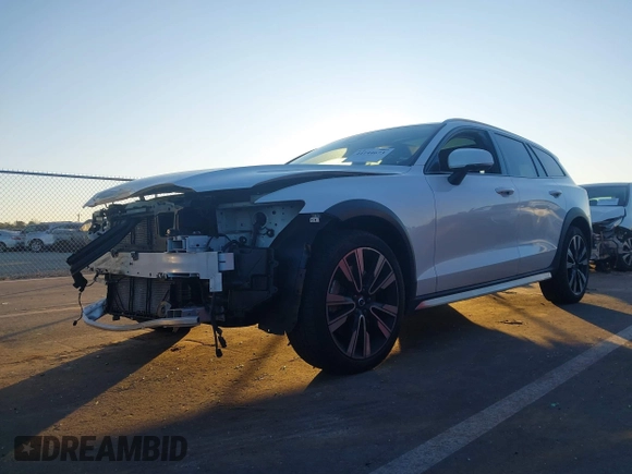 ✅ 2023 Volvo V60 • VIN: YV4L12WB6P2107452 • Lot: 44144673. Wystawiony na IAAI z przebiegiem 21 062 mil. Bezpłatny archiwum sprzedaży aukcyjnych z USA i szczegółowy raport historii pojazdu na DreamBid. Zdjęcie 2.