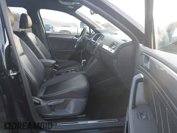 ✅ 2024 Volkswagen Tiguan SE R-Line Black • VIN: 3VV8B7AX2RM040769 • Lot: 43909482. Wystawiony na IAAI z przebiegiem 16 115 mil. Bezpłatny archiwum sprzedaży aukcyjnych z USA i szczegółowy raport historii pojazdu na DreamBid. Zdjęcie 5.