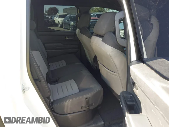 ✅ 2024 Toyota Tacoma SR5 • VIN: 3TMLB5JN0RM035808 • Lot: 43385255. Wystawiony na IAAI z przebiegiem 16 106 mil. Bezpłatny archiwum sprzedaży aukcyjnych z USA i szczegółowy raport historii pojazdu na DreamBid. Zdjęcie 8.