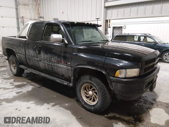 ✅ 1996 Dodge 1500 • VIN: 3B7HF13Y8TG109931 • Лот: 45079981. Опубліковано раніше на IAAI з пробігом 227 220 миль. Безкоштовний доступ до архіву аукціонних продажів зі США та докладний звіт про історію автомобіля на DreamBid. Зображення 1.