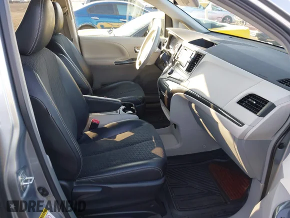 ✅ 2013 Toyota Sienna SE • VIN: 5TDXK3DC2DS289349 • Лот: 43916397. Опубліковано раніше на IAAI з пробігом 99 453 миль. Безкоштовний доступ до архіву аукціонних продажів зі США та докладний звіт про історію автомобіля на DreamBid. Зображення 5.