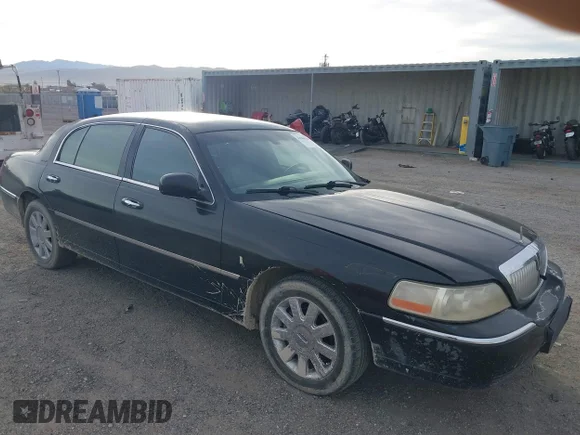 ✅ 2005 Lincoln Town Car Executive L • VIN: 1LNHM84W05Y667093 • Lot: 43968100. Listed on IAAI with 141,214 mi. Free auction sales archive from the USA and detailed vehicle history report at DreamBid. Image 1.