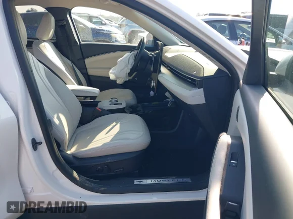 ✅ 2022 Ford Mustang Mach-E Premium • VIN: 3FMTK3R79NMA19266 • Lot: 43375004. Wystawiony na IAAI z przebiegiem 32 516 mil. Bezpłatny archiwum sprzedaży aukcyjnych z USA i szczegółowy raport historii pojazdu na DreamBid. Zdjęcie 5.