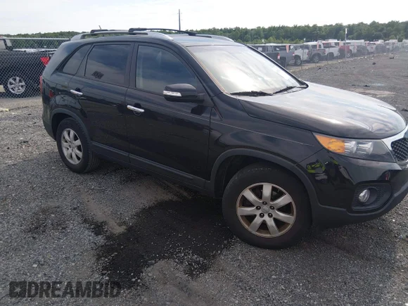 ✅ 2013 Kia Sorento LX • VIN: 5XYKT3A67DG347944 • Лот: 45352169. Опубликован ранее на IAAI с пробегом 150 572 миль. Бесплатный доступ к архиву аукционных продаж из США и подробный отчёт об истории автомобиля на DreamBid. Изображение 1.