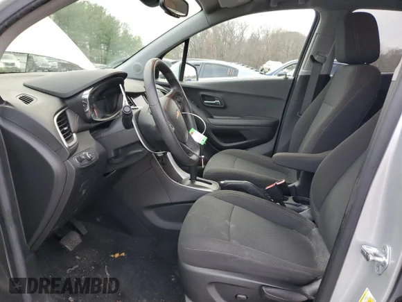 ✅ 2021 Chevrolet Trax LS • VIN: KL7CJKSB8MB301739 • Lot: 70339932. Wystawiony na Copart z przebiegiem 30 160 mil. Bezpłatny archiwum sprzedaży aukcyjnych z USA i szczegółowy raport historii pojazdu na DreamBid. Zdjęcie 7.