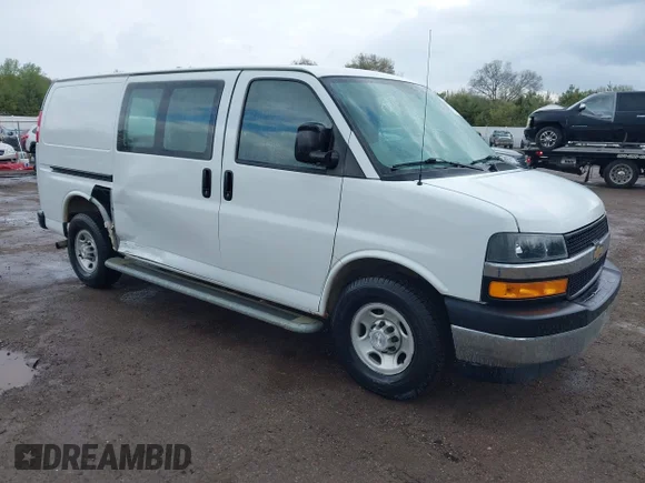 ✅ 2018 Chevrolet Express Cargo • VIN: 1GCWGAFG0J1908847 • Лот: 42170241. Опубліковано раніше на IAAI з пробігом 113 181 миль. Безкоштовний доступ до архіву аукціонних продажів зі США та докладний звіт про історію автомобіля на DreamBid. Зображення 1.