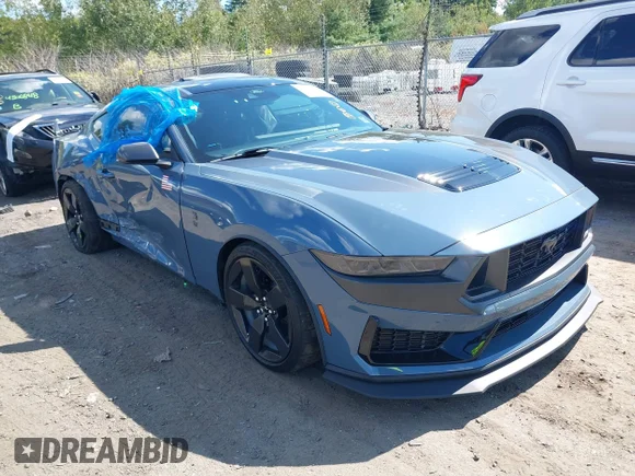 ✅ 2024 Ford Mustang Dark Horse • VIN: 1FA6P8R05R5506114 • Lot: 43105650. Wystawiony na IAAI z przebiegiem 590 mil. Bezpłatny archiwum sprzedaży aukcyjnych z USA i szczegółowy raport historii pojazdu na DreamBid. Zdjęcie 1.