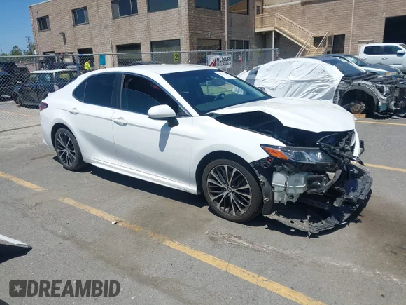 ✅ 2018 Toyota Camry LE • VIN: 4T1B11HK4JU083665 • Lot: 45303764. Wystawiony na IAAI z przebiegiem 137 942 mil. Bezpłatny archiwum sprzedaży aukcyjnych z USA i szczegółowy raport historii pojazdu na DreamBid. Zdjęcie 1.