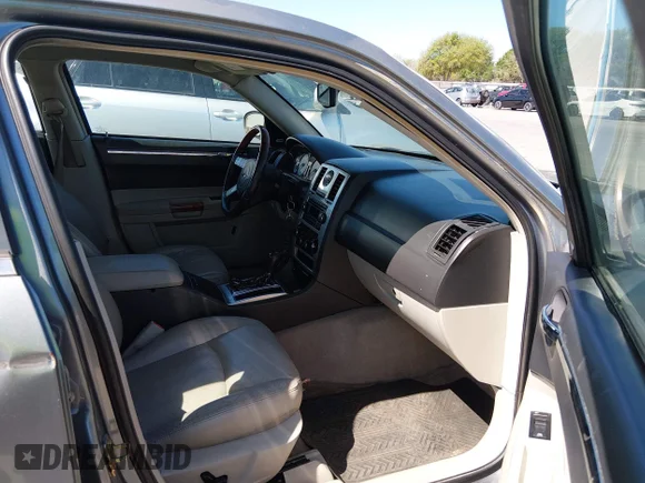 ✅ 2006 Chrysler 300 C • VIN: 2C3KA63H06H212688 • Лот: 44674190. Опубликован ранее на IAAI с пробегом 128 881 миль. Бесплатный доступ к архиву аукционных продаж из США и подробный отчёт об истории автомобиля на DreamBid. Изображение 5.