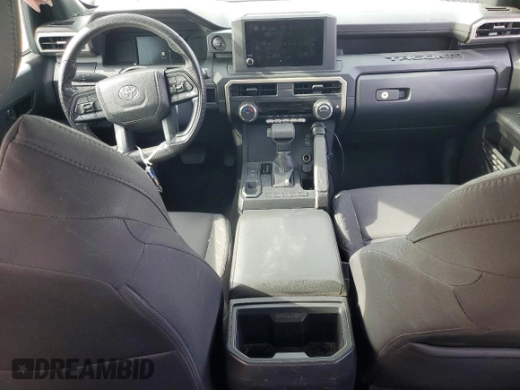 ✅ 2025 Toyota Tacoma SR • VIN: 3TYKD5HN1ST030574 • Lot: 77629355. Wystawiony na Copart z przebiegiem 15 610 mil. Bezpłatny archiwum sprzedaży aukcyjnych z USA i szczegółowy raport historii pojazdu na DreamBid. Zdjęcie 8.