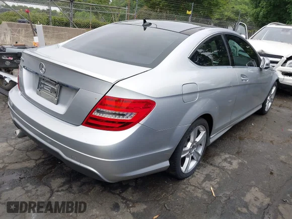 ✅ 2012 Mercedes-Benz C 250 • VIN: WDDGJ4HBXCF817069 • Лот: 44987437. Опубликован ранее на IAAI с пробегом 117 578 миль. Бесплатный доступ к архиву аукционных продаж из США и подробный отчёт об истории автомобиля на DreamBid. Изображение 4.