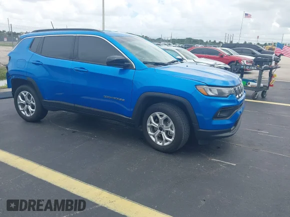 ✅ 2025 Jeep Compass Latitude • VIN: 3C4NJDBN1ST544242 • Лот: 45154508. Опубліковано раніше на IAAI з пробігом 13 617 миль. Безкоштовний доступ до архіву аукціонних продажів зі США та докладний звіт про історію автомобіля на DreamBid. Зображення 1.